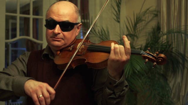 Ilya Kaler testet eine Geige