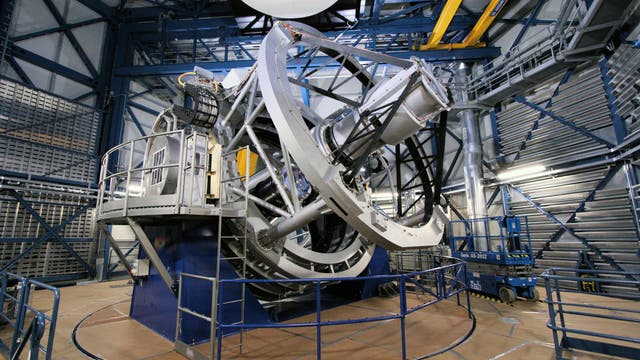 Das Vier-Meter-Teleskop der Europäischen Südsternwarte steht auf einem Berg in der Atacamawüste in Chile. 