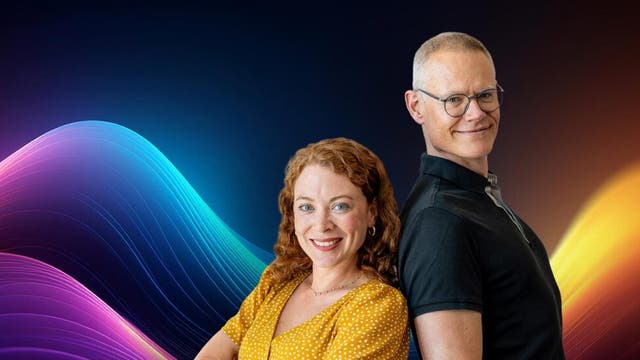 Auf dem Bild sind die Hosts des Podcasts »Die großen Fragen der Wissenschaft«, Katharina Menne und Carsten Könneker, zu sehen.