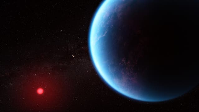 Künstlerische Darstellung des Exoplaneten K2-18 b, der um einen roten Zwergstern kreist. Der Planet ist als große blaue Kugel dargestellt, sein Zentralstern im Hintergrund rot.