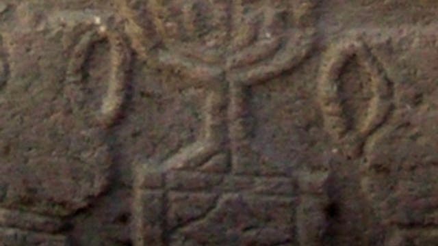 Stein mit Menora-Darstellung
