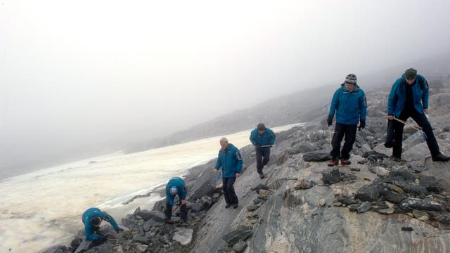 Gletscherarchäologen in Norwegen, die nach alten Funden entlang eines Eisflecks suchen
