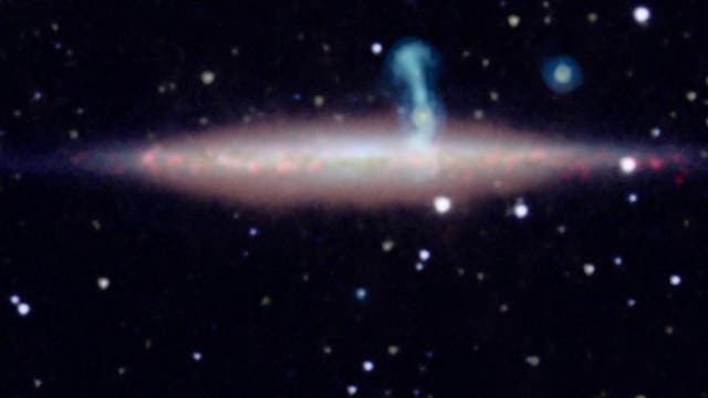 Die Galaxie UGC 10288 mit Radioblasen einer Hintergrundgalaxie