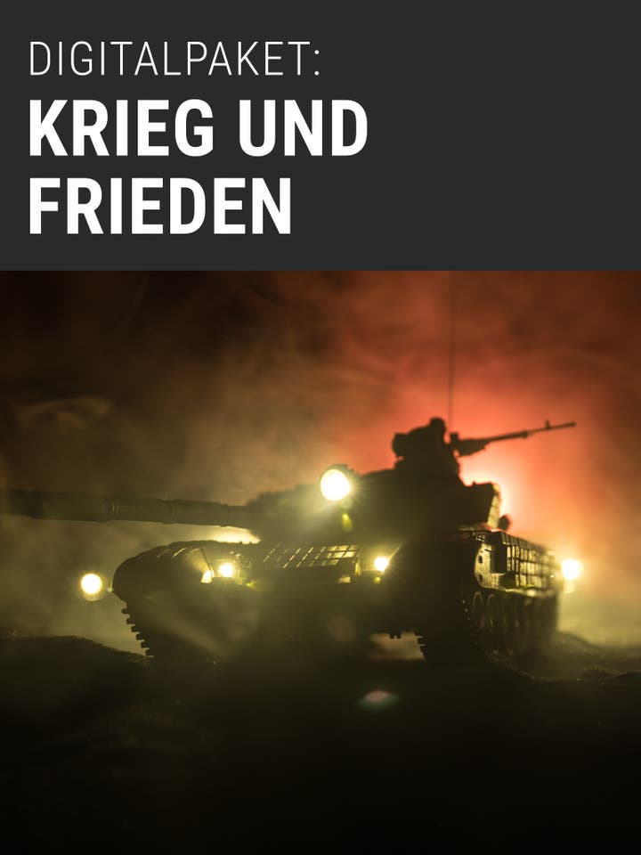 Ein Panzer fährt durch eine neblige Landschaft bei Nacht, beleuchtet von seinen Scheinwerfern. Im Hintergrund ist ein roter Himmel zu sehen. Oben im Bild steht in weißer Schrift: "DIGITALPAKET: KRIEG UND FRIEDEN". Das Bild vermittelt eine düstere und bedrohliche Atmosphäre.