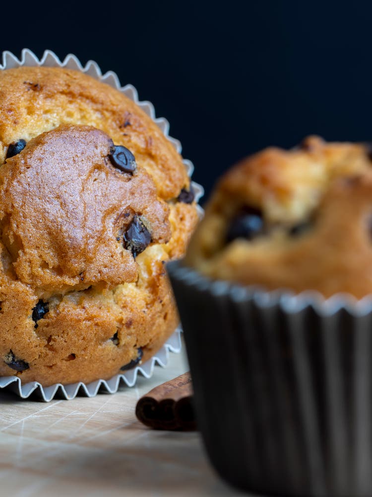 Foto von zwei Muffins mit...