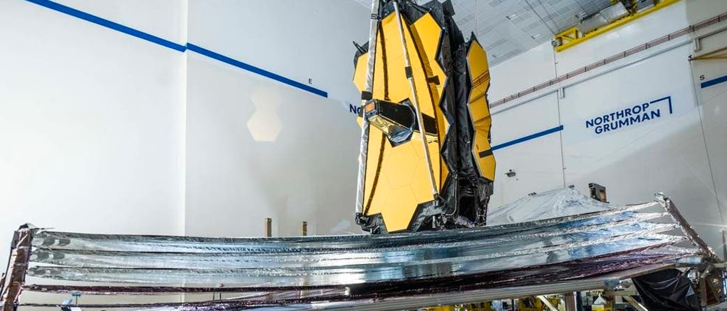 Noch auf der Erde: Das James Webb Space Telescope in der Testphase. Beim Sonnenschild handelt es sich um das längliche silberfarbene Element im Bild. Noch auf der Erde: Das James Webb Space Telescope in der Testphase. Beim Sonnenschild handelt es sich um das längliche silberfarbene Element im Bild.
