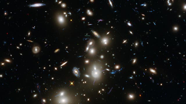 Galaxienhaufen Abell 2744 im Blick von Hubble