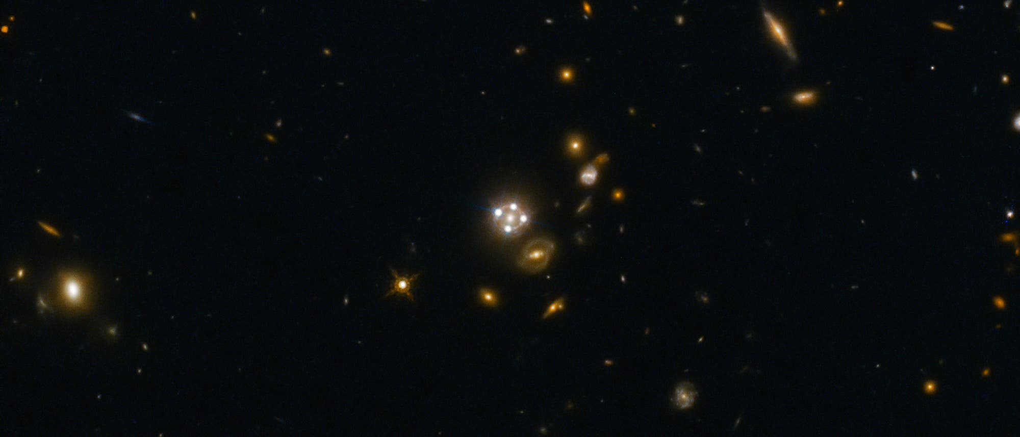 Ein besonders schönes Gravitationslinsensystem ist HE0435-1223 im Sternbild Eridanus. Ein besonders schönes Gravitationslinsensystem ist HE0435-1223 im Sternbild Eridanus.