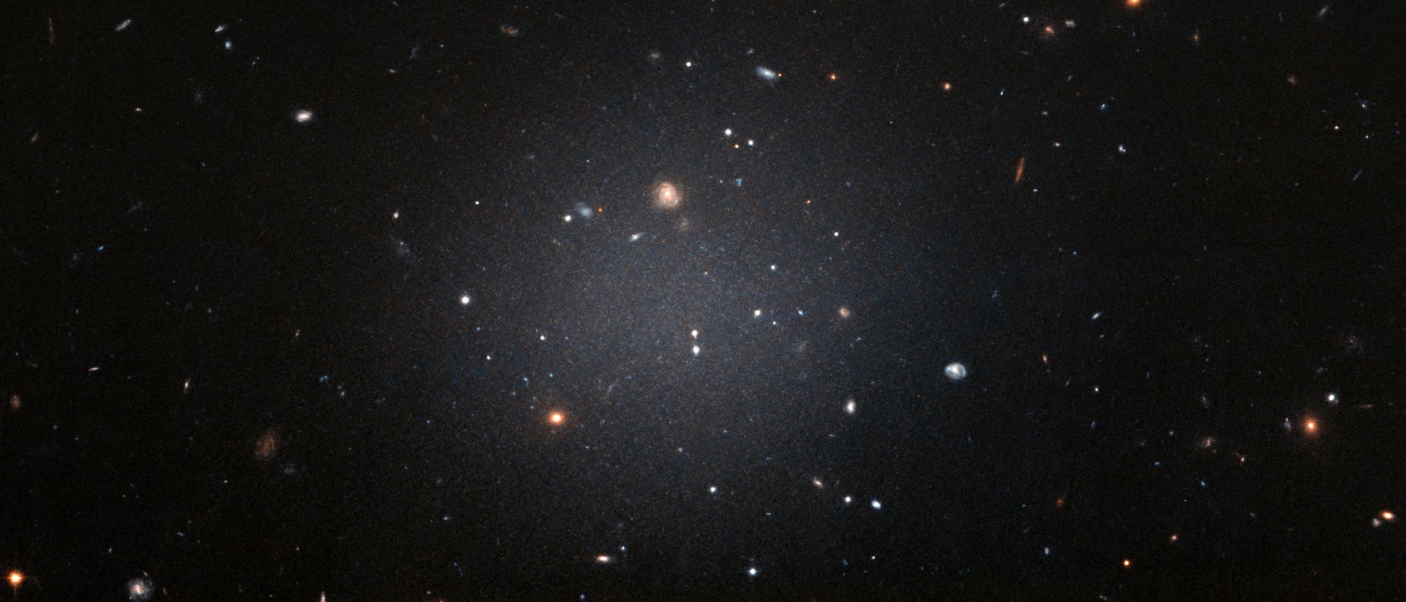 NGC 1052-DF2 kommt ohne Dunkle Materie aus NGC 1052-DF2 kommt ohne Dunkle Materie aus