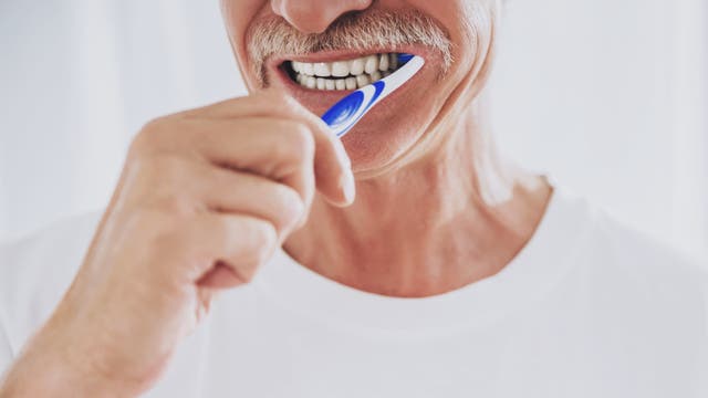 Mann beim Zähneputzen
