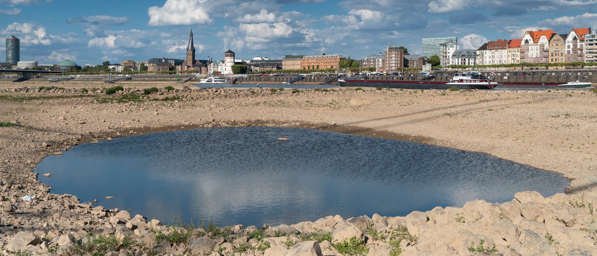 Niedrigwasser am Rhein bei Düsseldorf im Jahr 2018 Niedrigwasser am Rhein bei Düsseldorf im Jahr 2018