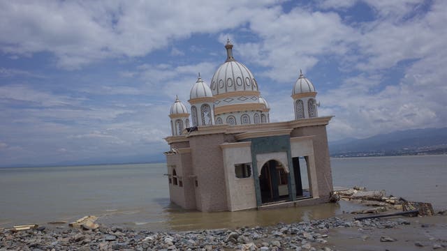 Vom Sockel gerissene und weggespülte Moschee nach dem Tsunami von Palu.