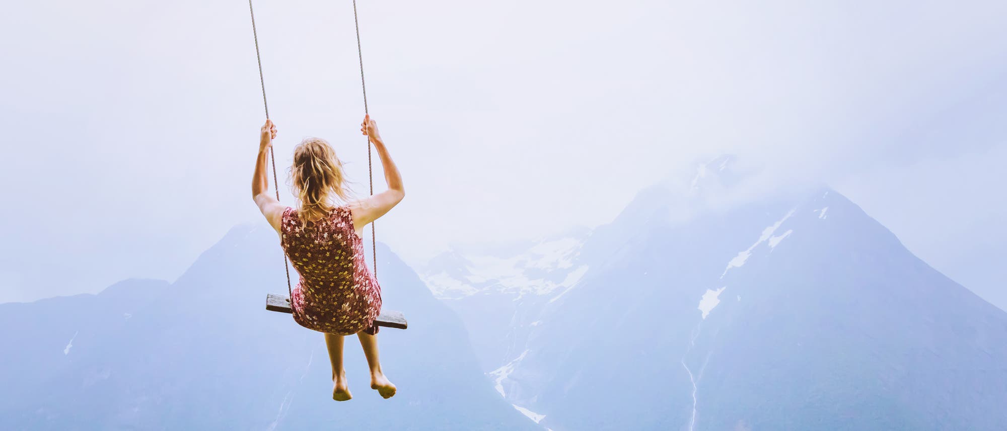 Frau auf Schaukel im Sommer Frau auf Schaukel im Sommer