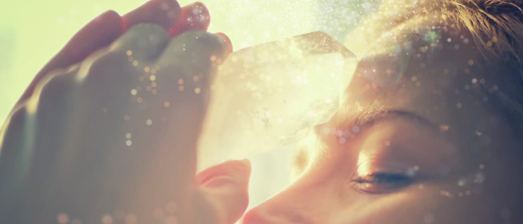 Bei der vermeintlichen Kristallheilung soll unter anderem die Aura eines Menschen gereinigt werden. Belege gibt es keine. Bei der vermeintlichen Kristallheilung soll unter anderem die Aura eines Menschen gereinigt werden. Belege gibt es keine.