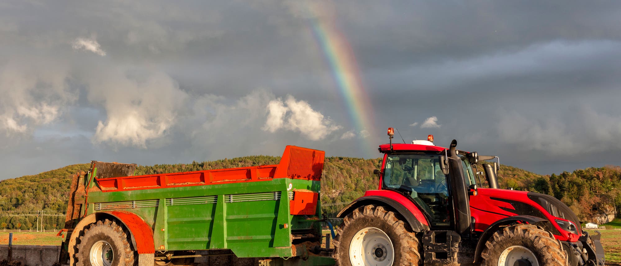 Traktor mit Düngeanhänger Traktor mit Düngeanhänger