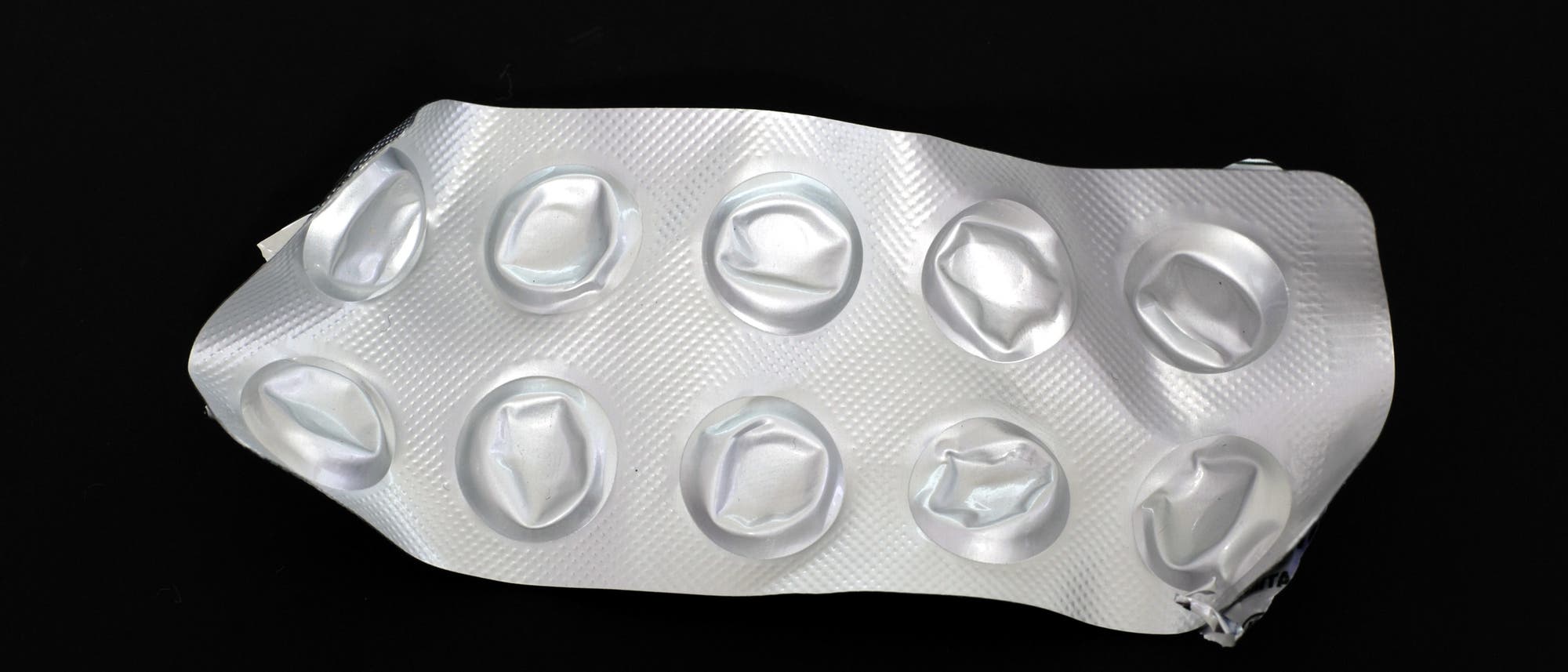 Eine leere Schachtel Tabletten wurde offenbar zerdrückt. Eine leere Schachtel Tabletten wurde offenbar zerdrückt.