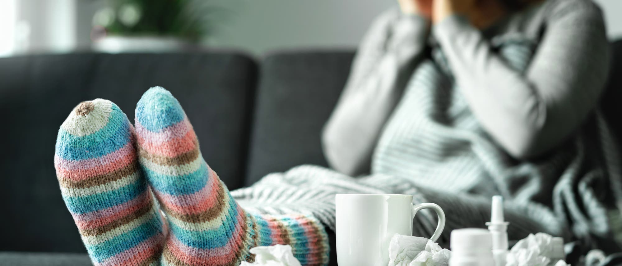 erkältete Frau auf der Couch erkältete Frau auf der Couch