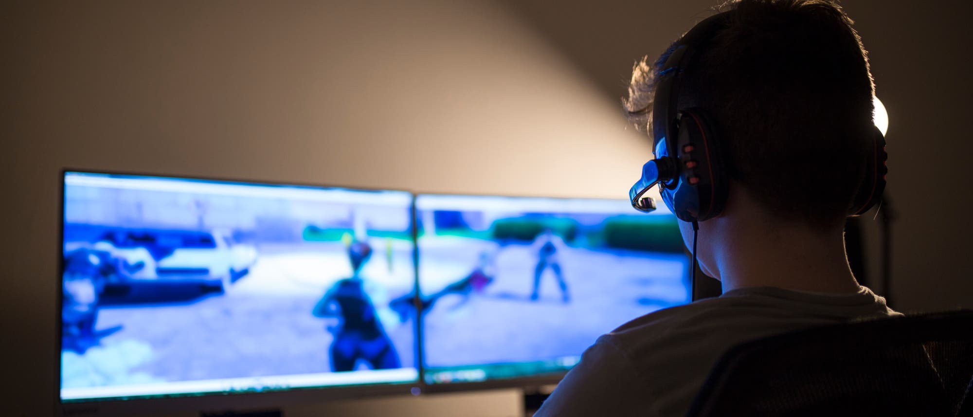 Junge spielt Computergame Junge spielt Computergame
