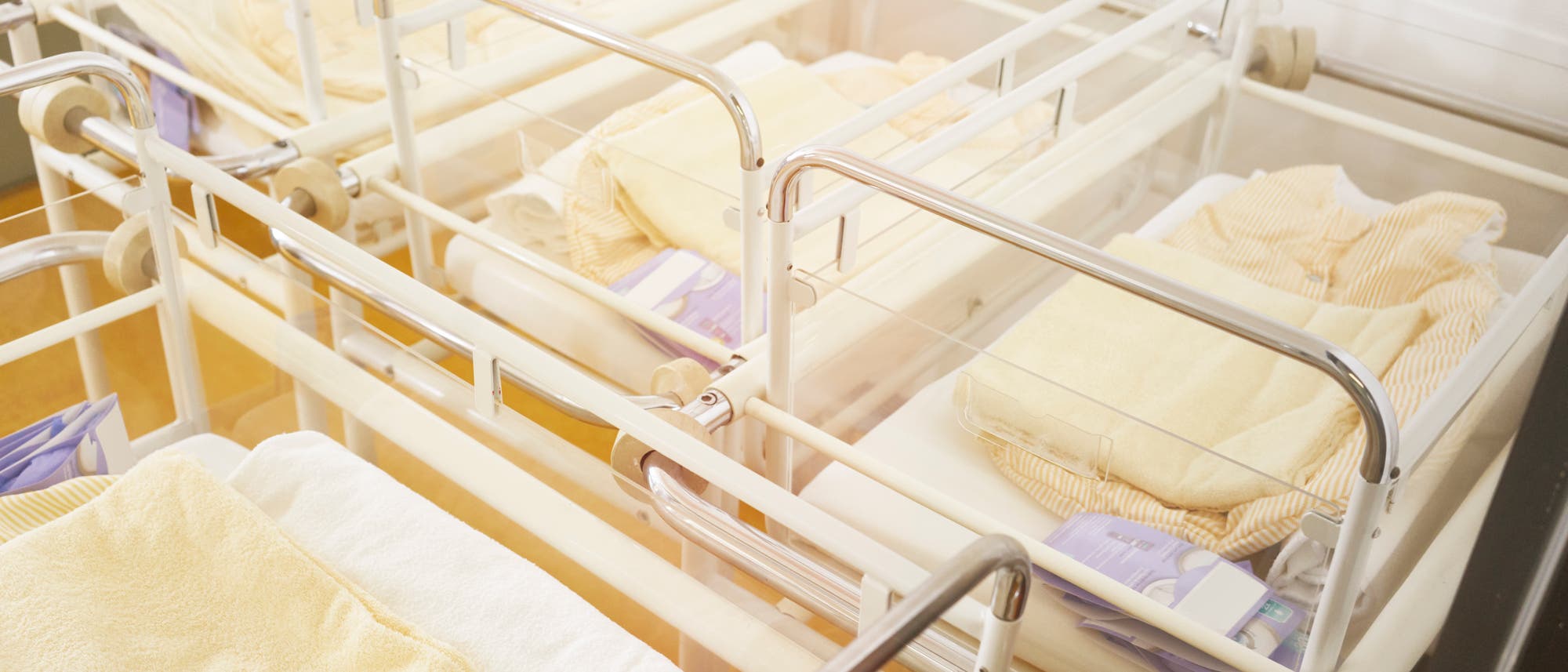 Leere Babybetten im Krankenhaus Leere Babybetten im Krankenhaus