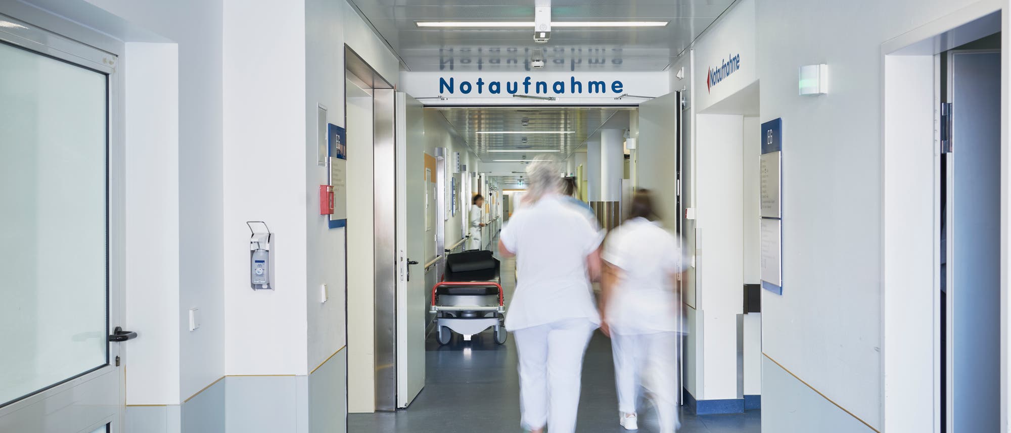 Eingang zu einer Notaufnahme eines Krankenhauses. Eingang zu einer Notaufnahme eines Krankenhauses.