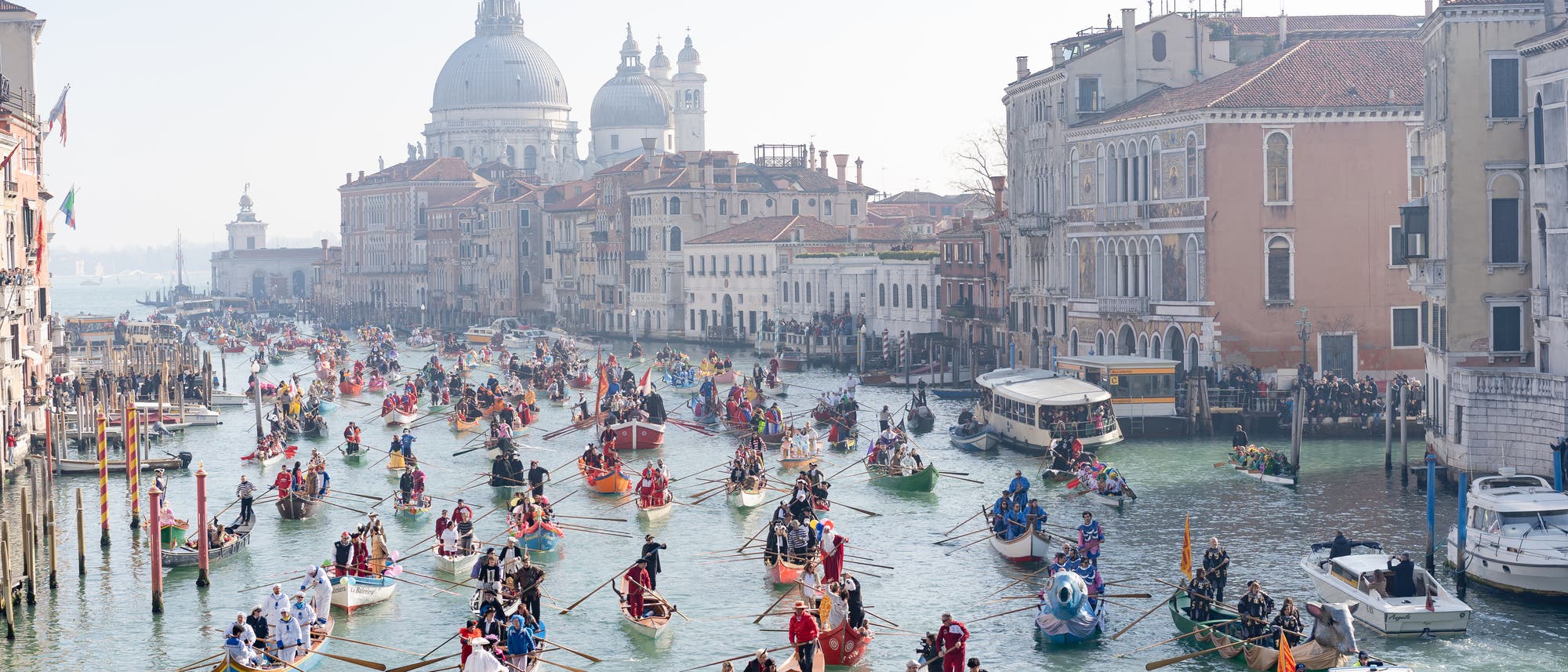 Gondeln beim Karneval in Venedig Gondeln beim Karneval in Venedig