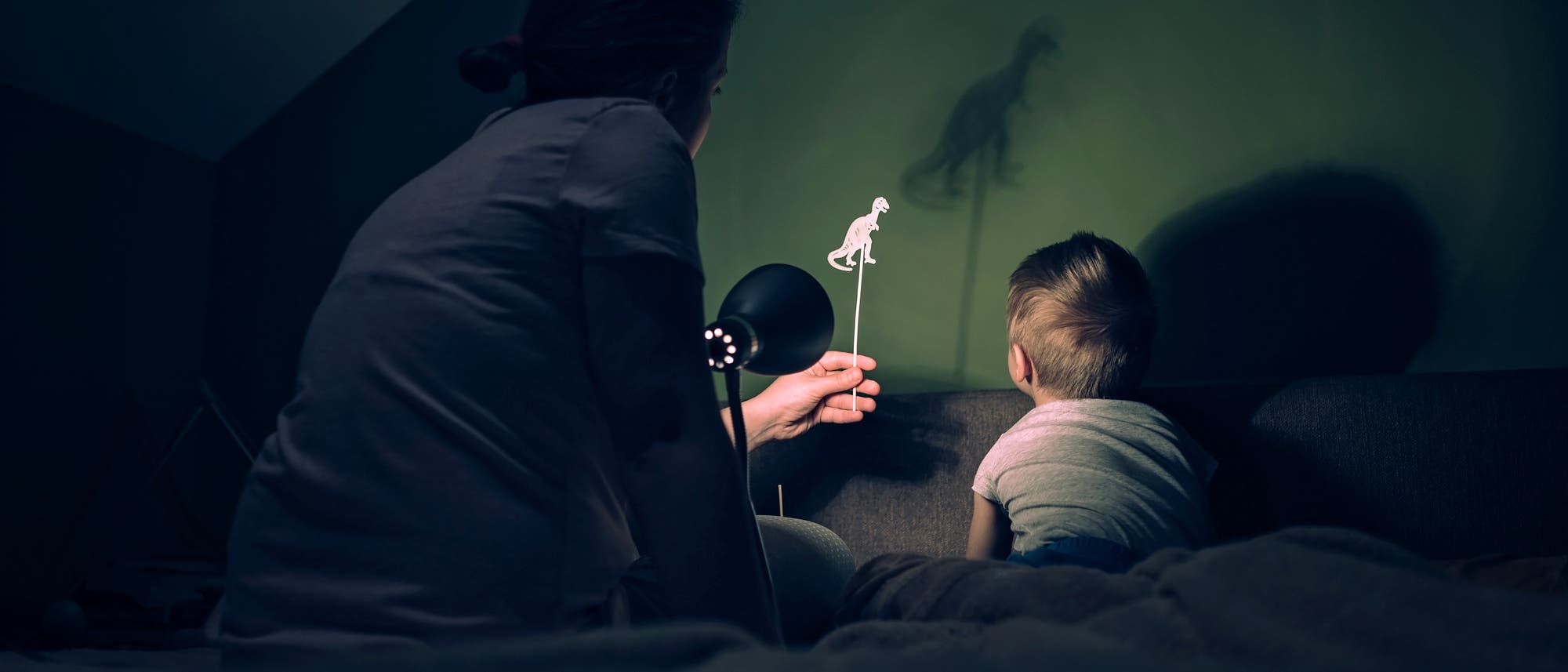 Mutter und kleiner Junge beim Schattenspiel Mutter und kleiner Junge beim Schattenspiel