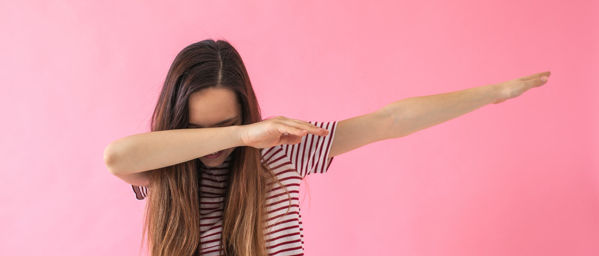 Junge Frau macht den »Dab« Junge Frau macht den »Dab«