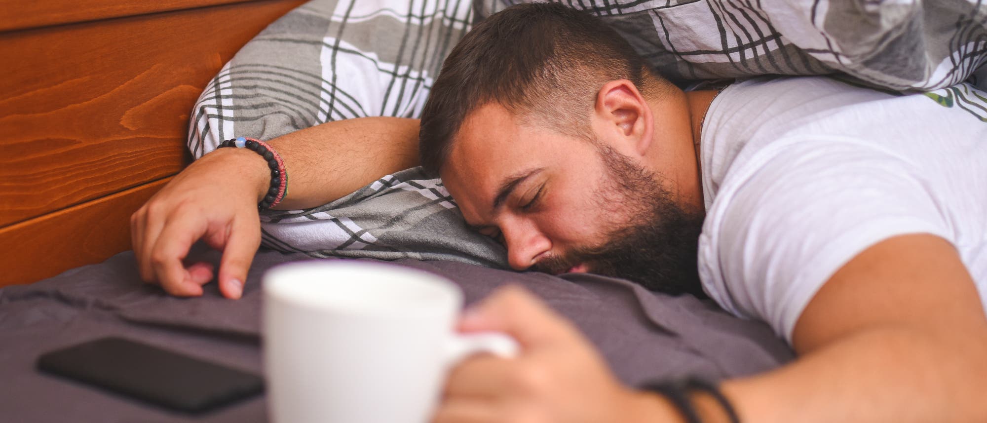 Aufwachen mit Kaffee und Kater Aufwachen mit Kaffee und Kater