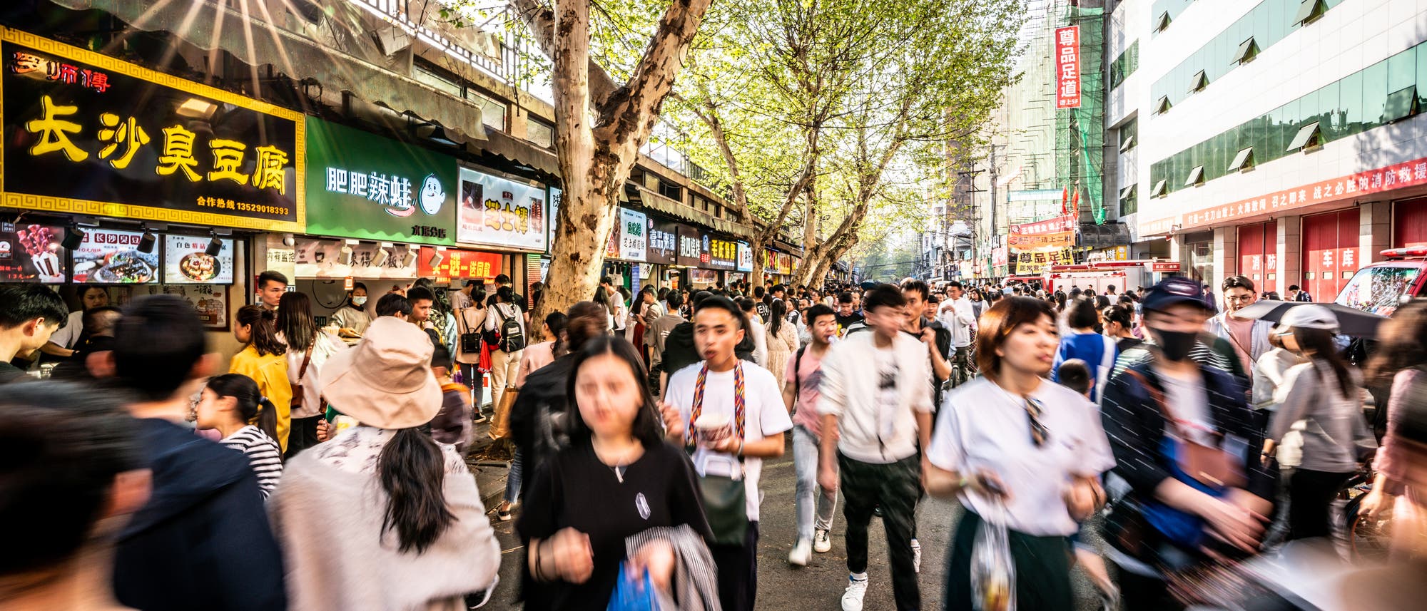 Menschen in der zentralchinesischen Metropole Wuhan Menschen in der zentralchinesischen Metropole Wuhan