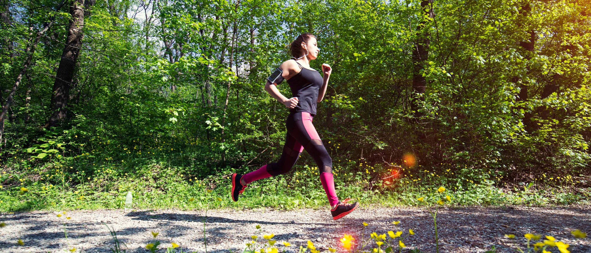 Junge Frau joggt in der Natur Junge Frau joggt in der Natur