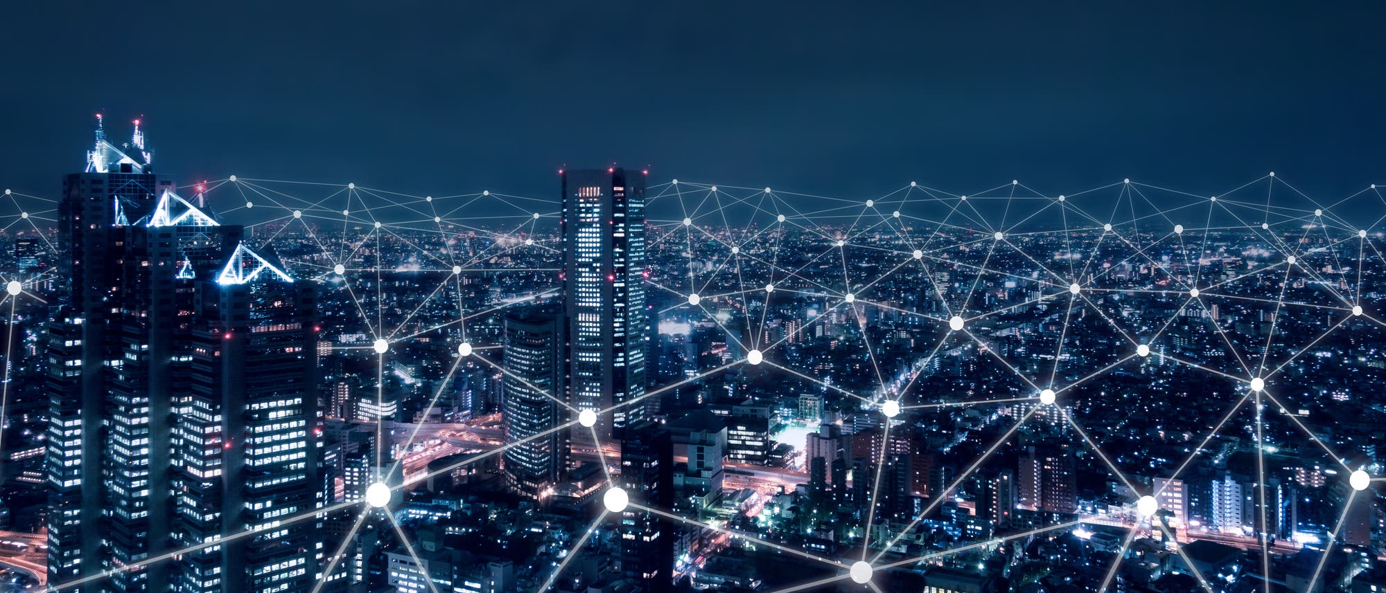 Telekommunikationsnetz über einer Großstadt Telekommunikationsnetz über einer Großstadt