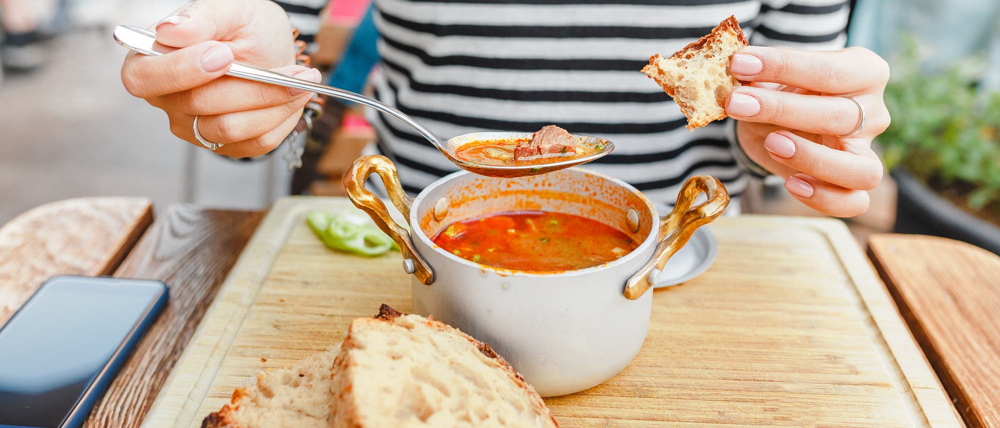Ein fragwürdiges Studienergebnis: Der Verzehr von Suppe soll Fettleibigkeit vorbeugen. Ein fragwürdiges Studienergebnis: Der Verzehr von Suppe soll Fettleibigkeit vorbeugen.
