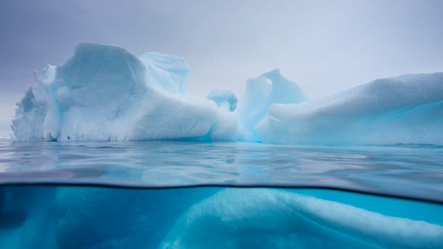 Eisberg über und unter Wasser