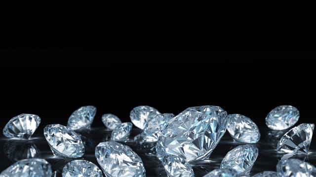 Ein Diamant entsteht meist durch Druck im Erdmantel, der Schicht zwischen Erdkruste und Erdkern.