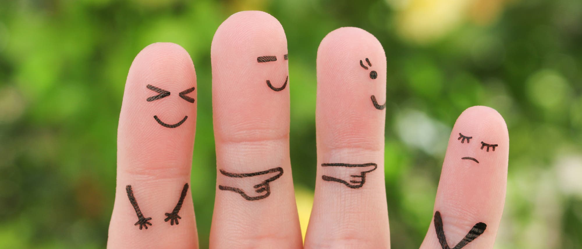 Drei Fingerfiguren grenzen eine vierte aus Drei Fingerfiguren grenzen eine vierte aus