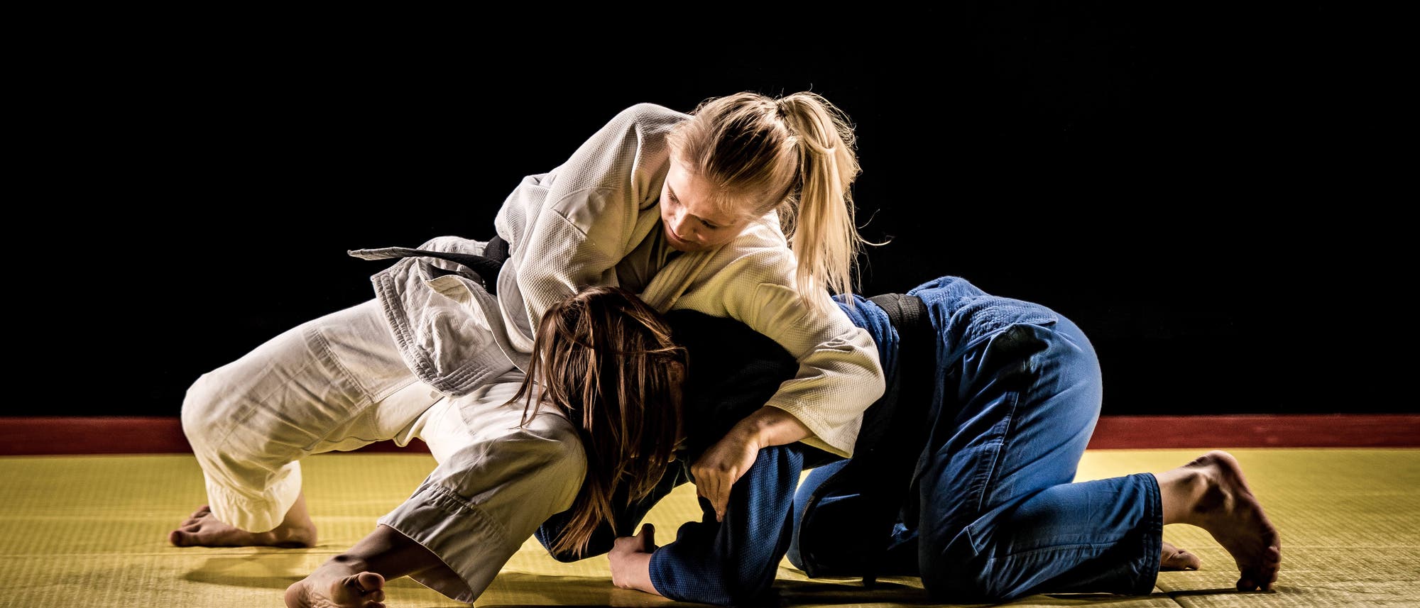 Zwei Frauen beim Judo am Boden