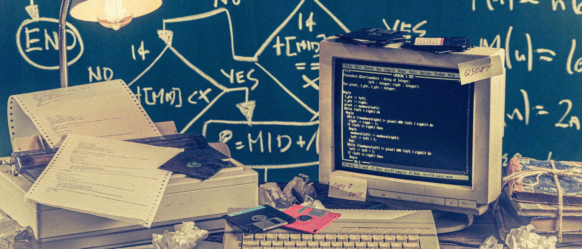 Schreibtisch mit frühem Computer, Disketten und Drucker Schreibtisch mit frühem Computer, Disketten und Drucker