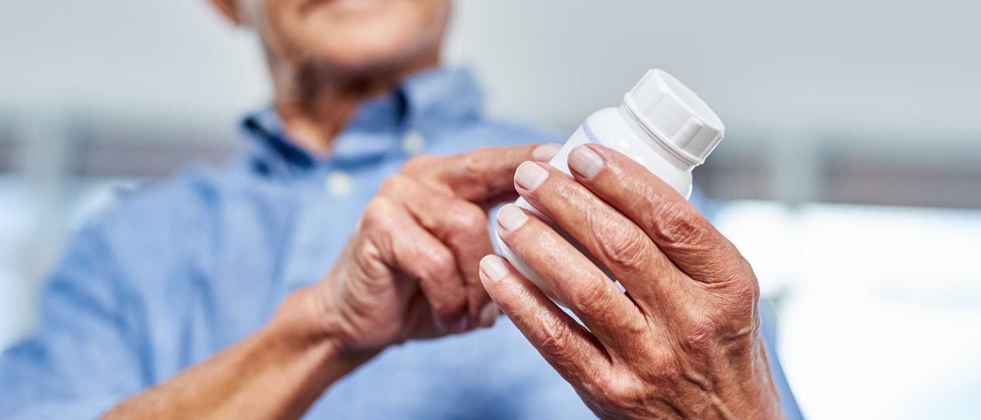 Ein Mann liest die Beschreibung der Inhaltsstoffe eines Medikaments. Ein Mann liest die Beschreibung der Inhaltsstoffe eines Medikaments.
