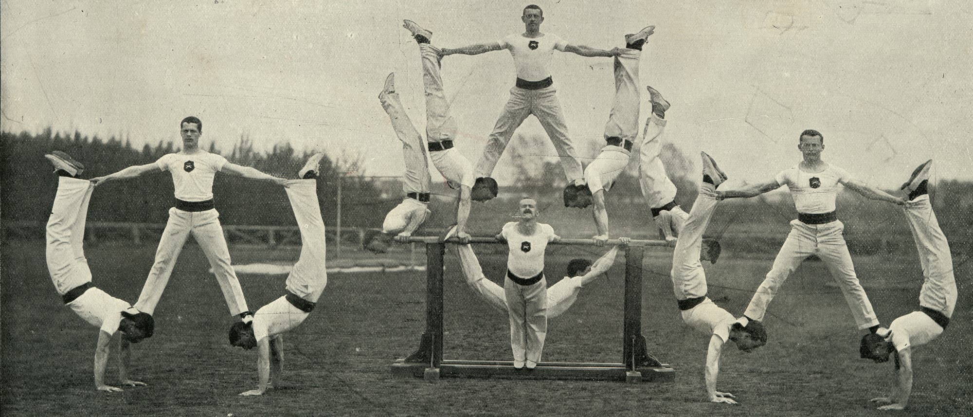 Ein Gymnastikteam der britischen Armee im 19. Jahrhundert Ein Gymnastikteam der britischen Armee im 19. Jahrhundert