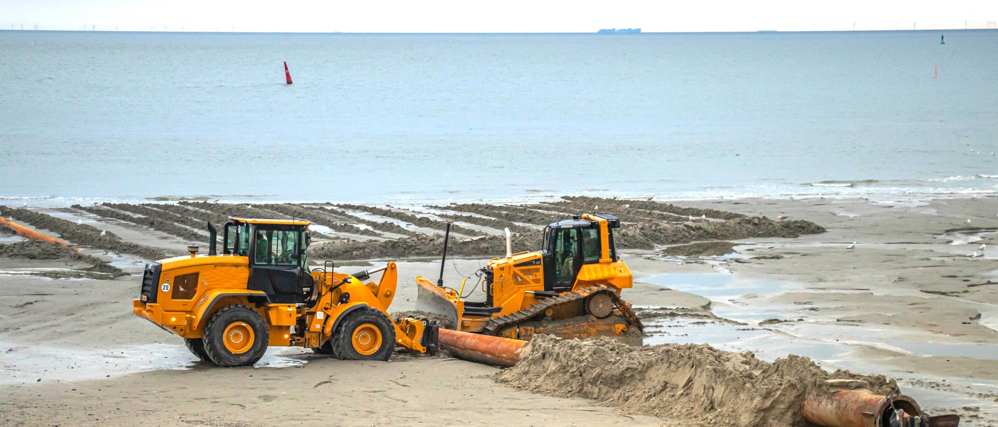 Saugbagger, Radlader und Kettenbagger stellen auf Norderney regelmäßig den Strand wieder her. Saugbagger, Radlader und Kettenbagger stellen auf Norderney regelmäßig den Strand wieder her.