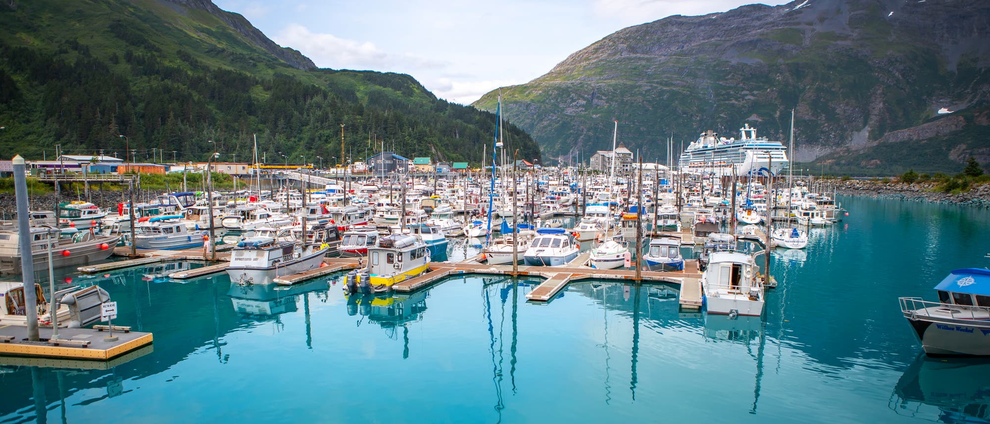 Hafenbereich des Ortes Whittier in Alaska Hafenbereich des Ortes Whittier in Alaska