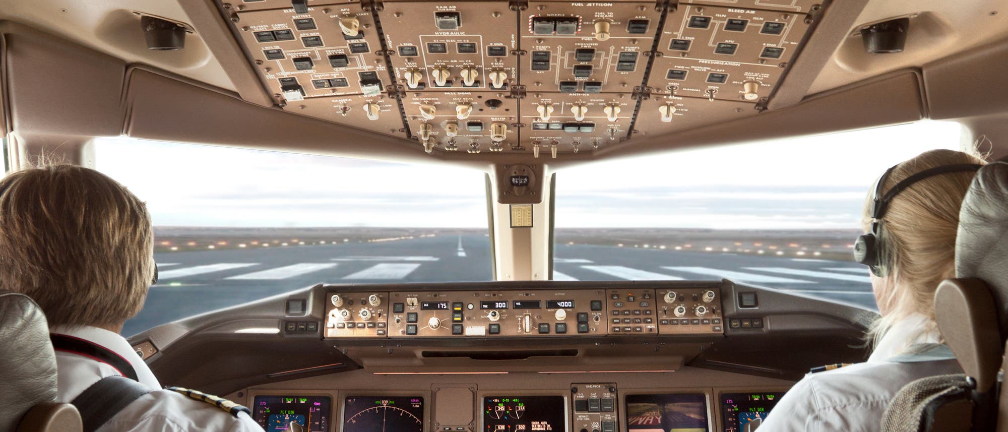 Neue Alarmsysteme kontrollieren die Hirnaktivität sowie das Stressniveau von Piloten und könnten das Fliegen noch sicherer machen. Neue Alarmsysteme kontrollieren die Hirnaktivität sowie das Stressniveau von Piloten und könnten das Fliegen noch sicherer machen.