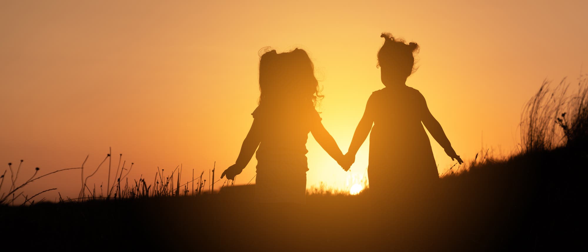 Zwei Kinder im Gegenlicht der untergehenden Sonne. Zwei Kinder im Gegenlicht der untergehenden Sonne.