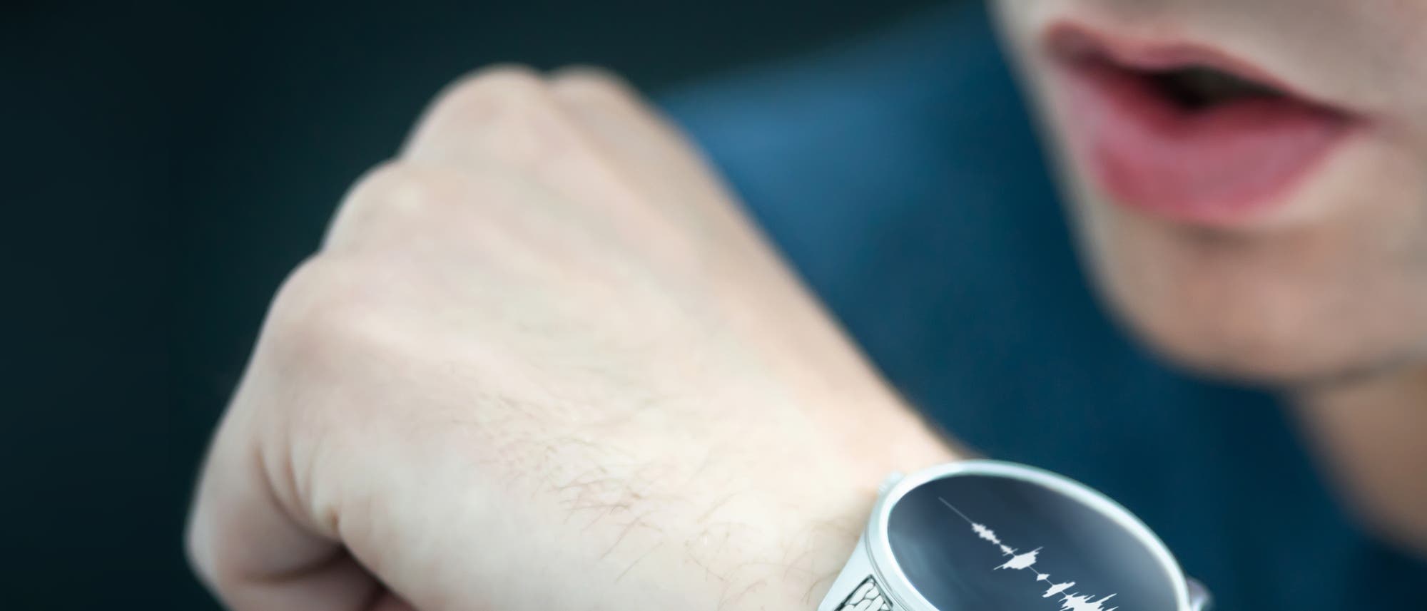 Mann spricht in eine Smartwatch Mann spricht in eine Smartwatch