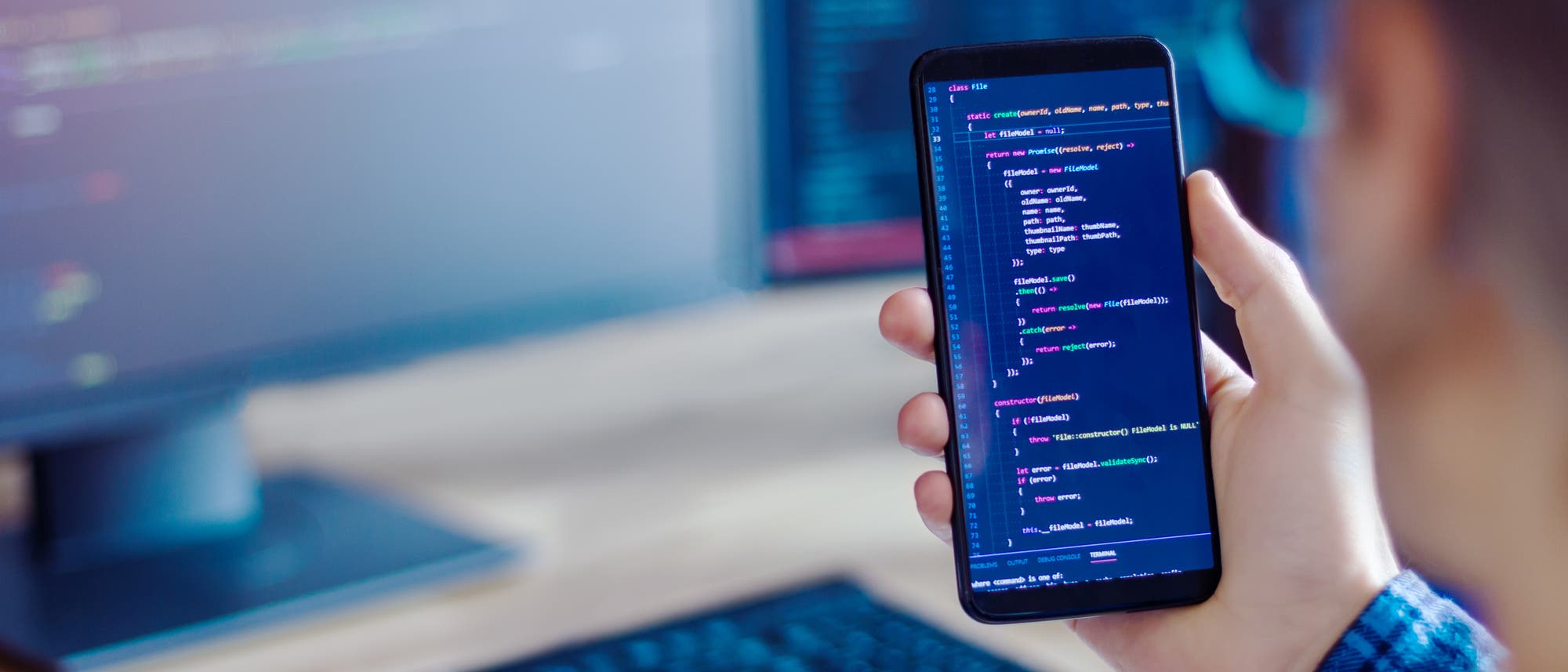 ein Software Developer mit Smartphone ein Software Developer mit Smartphone