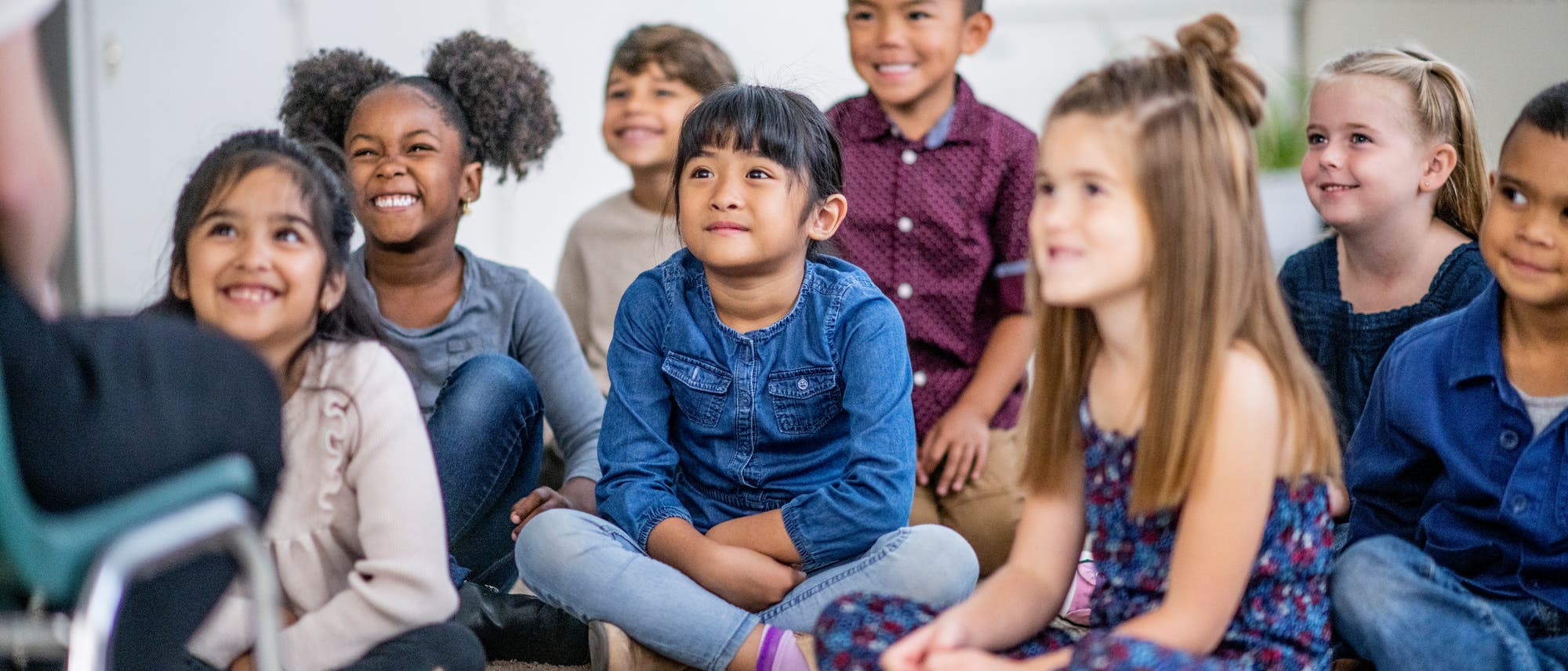 Kinder hören einer Geschichte zu Kinder hören einer Geschichte zu