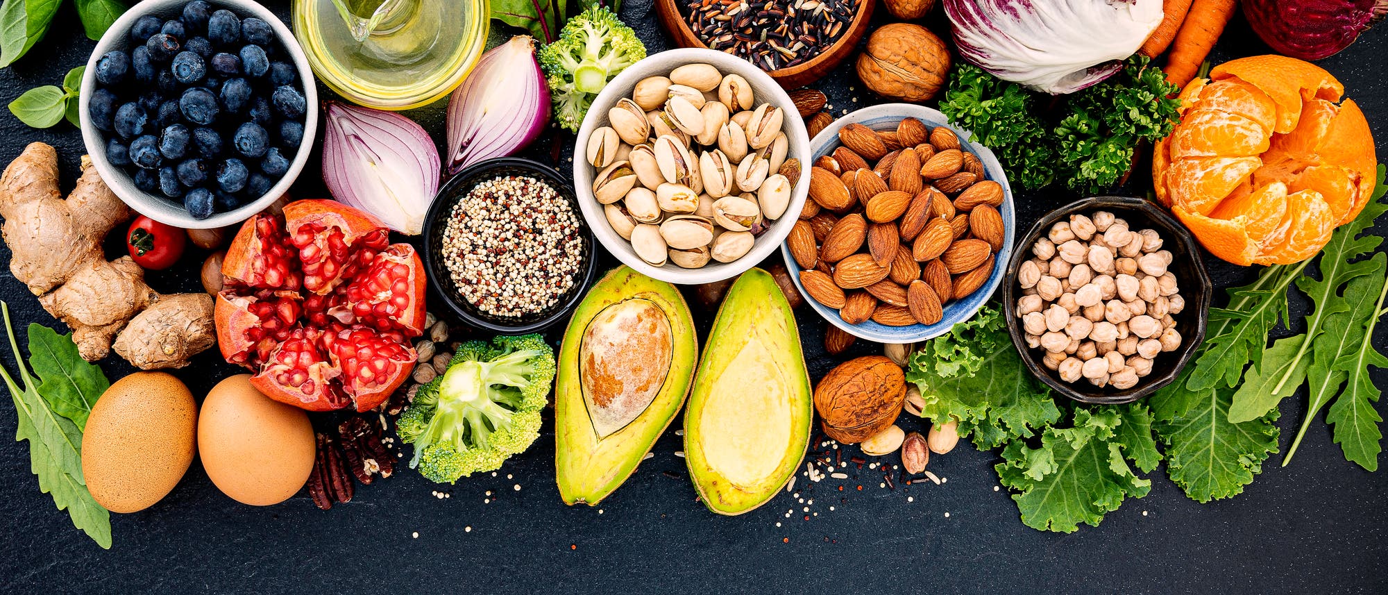 Insbesondere pflanzliche Lebensmittel wie Obst und Gemüse, Vollkornprodukte, Hülsenfrüchte und hochwertige pflanzliche Öle sowie Nüsse gelten als reich an Antioxidanzien. Insbesondere pflanzliche Lebensmittel wie Obst und Gemüse, Vollkornprodukte, Hülsenfrüchte und hochwertige pflanzliche Öle sowie Nüsse gelten als reich an Antioxidanzien.