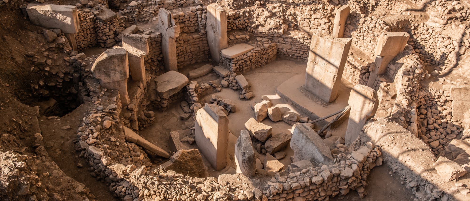 Die Monumente von Göbekli Tepe sind zirka 11 600 Jahre alt. Womöglich trafen sich dort einst Gruppen von Jägern und verzehrten reichlich Getreidegerichte - und Bier. Die Monumente von Göbekli Tepe sind zirka 11 600 Jahre alt. Womöglich trafen sich dort einst Gruppen von Jägern und verzehrten reichlich Getreidegerichte - und Bier.