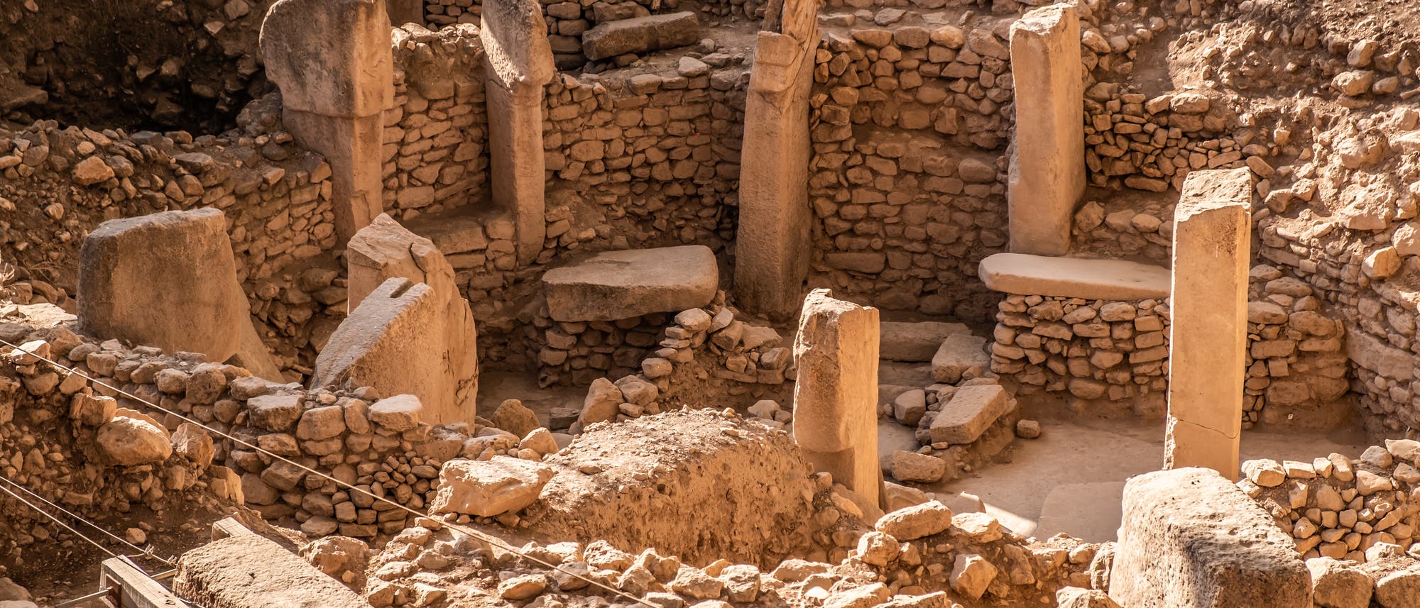 Die Monumente von Göbekli Tepe sind zirka 11 600 Jahre alt. Womöglich trafen sich dort einst Gruppen von Jägern und verzehrten reichlich Getreidegerichte - und Bier. Die Monumente von Göbekli Tepe sind zirka 11 600 Jahre alt. Womöglich trafen sich dort einst Gruppen von Jägern und verzehrten reichlich Getreidegerichte - und Bier.