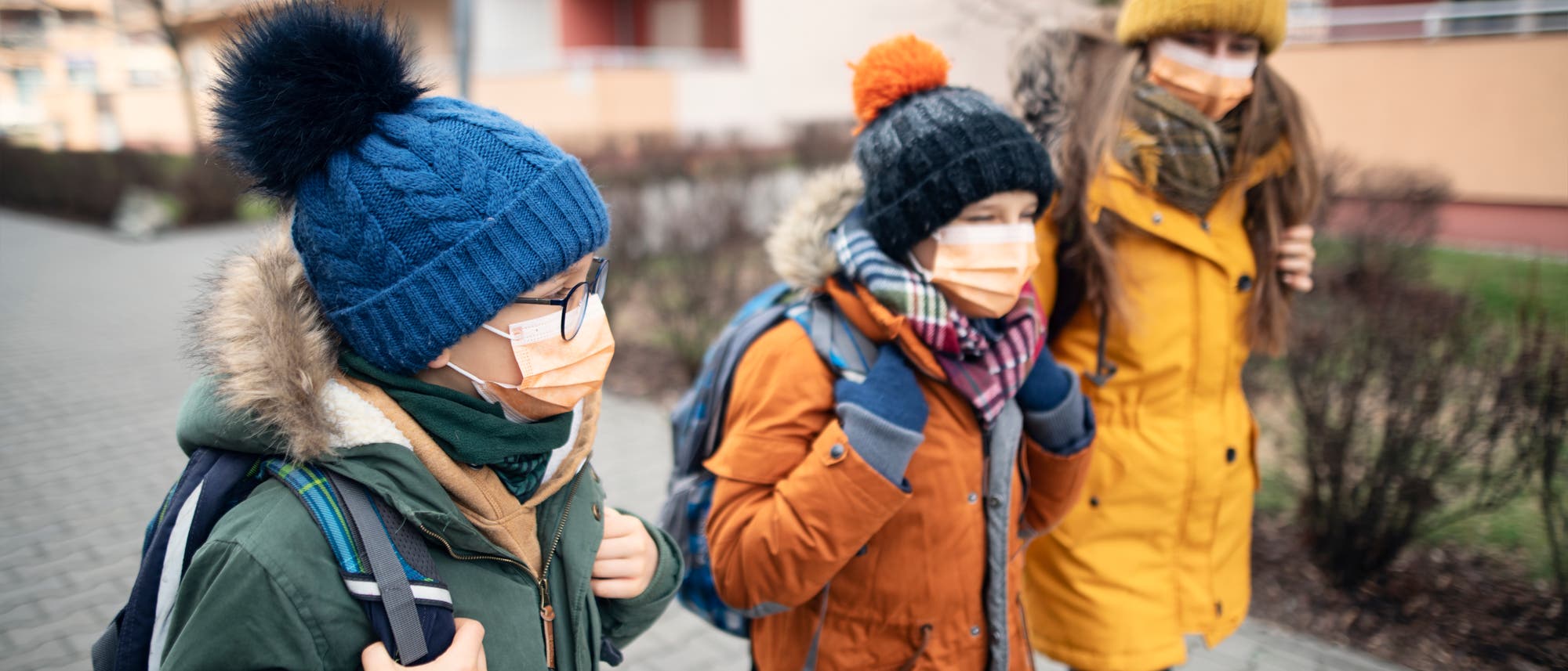 Ob der Winter die Zahl der Covid-19-Ausbrüche beeinflusst, ist unklar. Fest steht aber: Masken schützen. Ob der Winter die Zahl der Covid-19-Ausbrüche beeinflusst, ist unklar. Fest steht aber: Masken schützen.